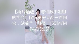 穿着劲装的熟女凳子上拿着假鸡自慰