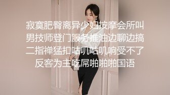 商场女厕偷拍 牛仔裤美女憋不住了 半蹲着尿 好黑的B